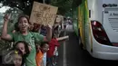 Ekspresi anak-anak saat  meminta bunyi klakson telolet ke bus yang lewat di Jalan Raya Bogor, Jakarta, Sabtu (24/12). Fenomena ini mendunia setelah beberapa artis dan tokoh terkenal dunia berkomentar di media sosial. (Liputan6.com/ Faizal Fanani)