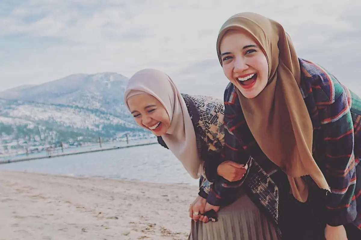 6 Potret Persahabatan Laudya Cynthia Bella dan Zaskia Sungkar, Bak Saudara Kandung