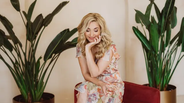 Membelikannya Gaun Indah yang Bisa Bikin Dia Tampak Memesona