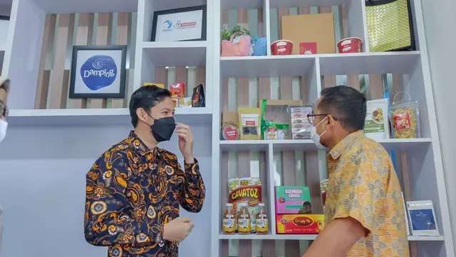 Damping Center, Tangerang Selatan yang diinisiasi oleh Danone Indonesia bersama dengan Kementerian Koperasi dan UKM, Pemerintah Kota Tangerang Selatan, Kampus Bisnis Umar Usman dan Dompet Dhuafa.