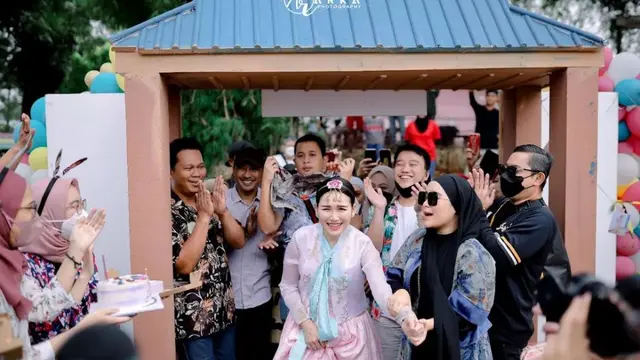 6 Potret Kejutan Ulang Tahun Ayu Ting Ting, Tampil Menawan dengan Baju Tradisional Korea