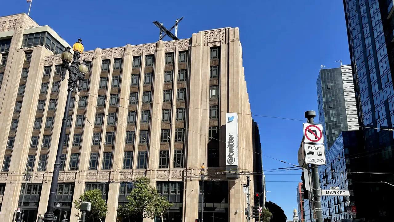 Elon Musk memasang X raksasa di Twitter HQ