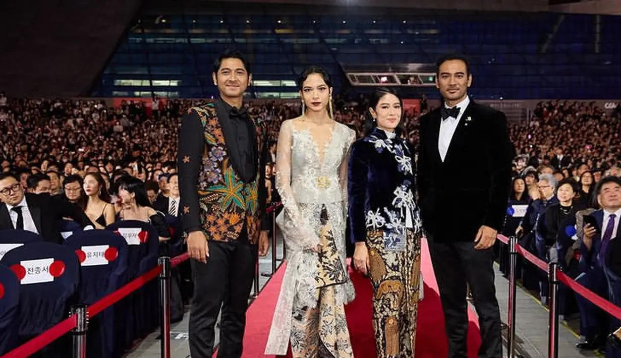 Fashion stylist Hagai Palolo Pakan, pun menyematkan dasi kupu-kupu pada Arya Saloka. Setelan tersebut dipadukan pantofel hitam. [@netflixid]