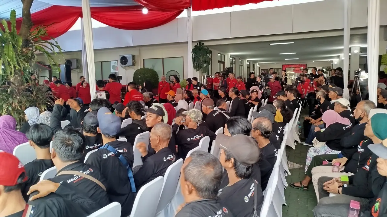 PDI Perjuangan berkumpul dengan aktivis lingkungan hidup serta pemulung dalam momentum Peringatan Hari Konservasi Alam Nasional. Acara berlangsung meriah di Sekolah Partai PDIP pada Sabtu (10/8/2024).
