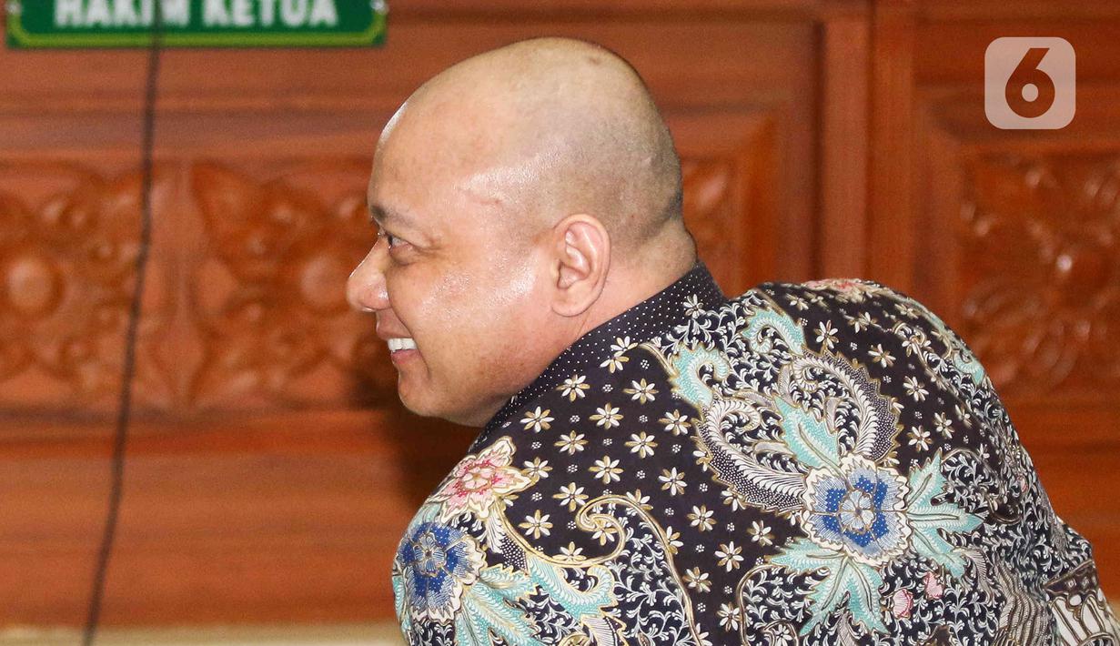 Terdakwa kasus narkoba Teddy Minahasa tersenyum saatmengikuti sidang vonis di Pengadilan Negeri Jakarta Barat, Selasa (9/5/2023).  (Liputan6.com/Herman Zakharia)