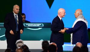 Presiden FIFA, Gianni Infantino (tengah), menjabat tangan Presiden FA Palestina, Jibril Rajoub (kanan), dan tambak dilhat oleh Wakil Presiden FA Israel, Basim Sheikh Suliman (kiri), dalam Kongres FIFA di Vancouver, Kanada, Jumat (30/4/2026). (Don MacKinnon / AFP)