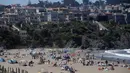 Orang-orang mengunjungi Pantai Baker selama masa pandemi covid-19 di San Francisco pada Minggu (24/5/2020). Warga Amerika Serikat mengabaikan pedoman jarak sosial dan memilih berjemur di pantai ketika angka kematian akibat virus corona di negara itu mendekati 100.000 orang. (AP/Jeff Chiu)