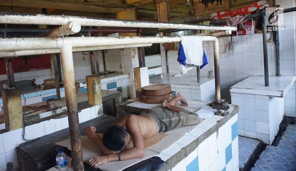 Warga menggunakan kios sebagai tempat tidur di Pasar Cipete Jakarta, Sabtu (10/8/2019). Rencana revitalisasi 21 pasar tradisional di Jakarta yang ditargetkan rampung pada 2021 terancam molor lantaran hingga kini status lahan pasar masih dalam proses perubahan sertifikasi. (Liputan6.com/Angga Yuniar)