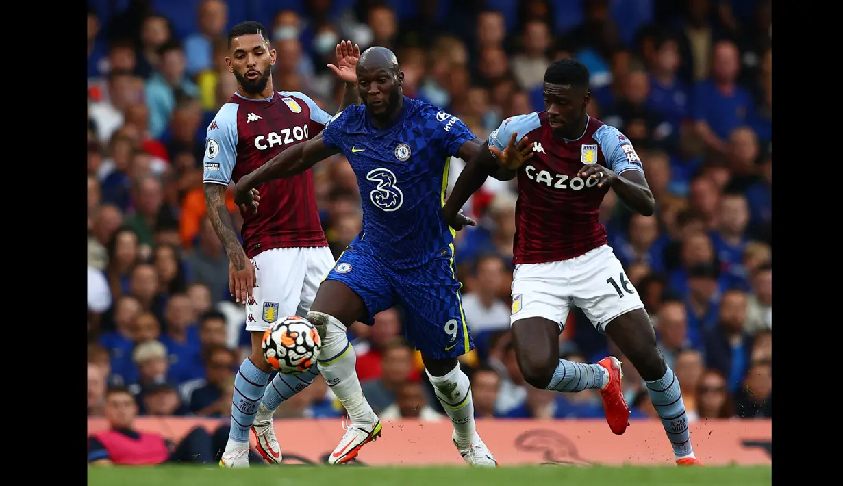 Pada gol pertama, Lukaku bisa mengelabuhi Axel Tuanzebe sebelum menaklukkan penjaga gawang Jed Steer yang menggantikan Martinez akibat proses karantina, sedangkan gol kedua lahir dari sepakan keras Lukaku di tepi kotak penalti. (Foto: AFP/Adrian Dennis)