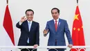 Presiden Joko Widodo (Jokowi) bersama PM China Li Keqiang melambaikan tangan kepada jurnalis di beranda Istana Bogor, Senin (7/5). Kerja sama perdagangan dan investasi merupakan isu utama yang akan dibahas Li dan Jokowi. (Mast Irham/Pool via AP)