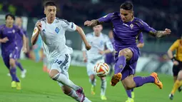 Gelandang Fiorentina, Juan Vargas (kanan) berusaha melewati bek Dynamo KievYevhen Khacheridi pada leg kedua 8 besar Liga Europa di Stadion Artemio Franchi, Italia, Jumat (24/4/2015). Fiorentina menang 2-0 atas Dynamo Kiev. (AFP PHOTO/Tiziana Fabi) 