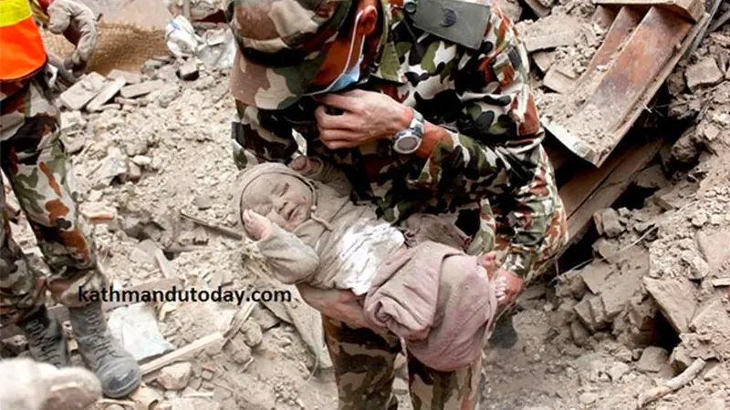 Terkubur 22 jam, bayi ini selamat dari gempa Nepal