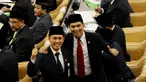Anggota DPR dari kalangan artis, Eko Patrio dan Krisna Mukti memperlihatkan jempolnya saat pelantikan anggota DPR, Senayan, Jakarta, Rabu (1/10/2014) (Liputan6.com/Andrian M Tunay)