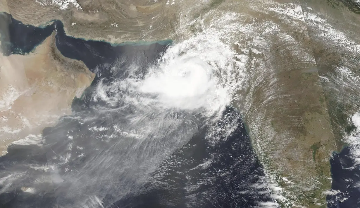 <p>Visual dari pantai di Gujarat dilaporkan menunjukkan hujan lebat, air pasang, dan laut yang ganas.Topan Biparjoy diperkirakan akan mendarat di dekat pelabuhan Jakhau antara Mandvi di Gujarat dan Keti Bandar di Provinsi Sindh, Pakistan. (EOSDIS) via AP)</p>