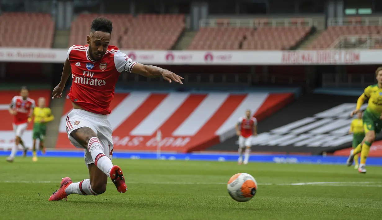 Pemain Arsenal Pierre-Emerick Aubameyang mencetak gol ke gawang Norwich City pada pertandingan Premier League di Emirates Stadium, London, Inggris, Rabu  (1/7/2020). Arsenal menang 4-0 lewat gol Aubameyang ('33, 67), Granit Xhaka ('37), dan Cedric Soares ('81). (Shaun Botterill/Pool via AP)