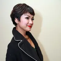 Ekonomi yang sulit, membuat Satri sering marah dengan suaminya. Bahkan, saking seringnya marah-marah, Nirina hingga kehabisan suaranya. Ini berlangsung hingga dua take demi mendapatkan hasil maksimal. (Deki Prayoga/Bintang.com)