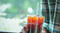 Starbucks Indonesia ganti sedotan plastik jadi sedotan kertas. (dok. Starbucks Indonesia)