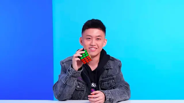 Rich Brian Pamer Keahlian Bermain Rubik Saat Tampil di San Francisco