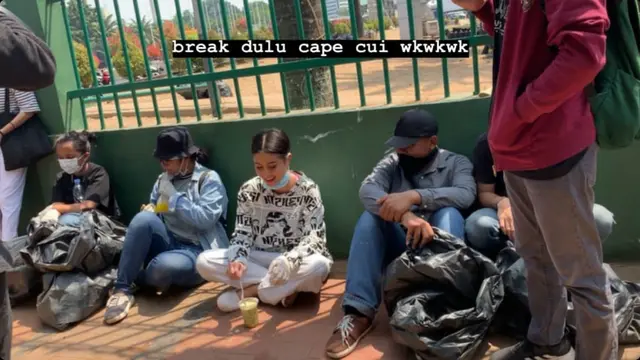 7 Momen Awkarin Bersih-Bersih Sampah di DPR Usai Demo Bareng Relawan