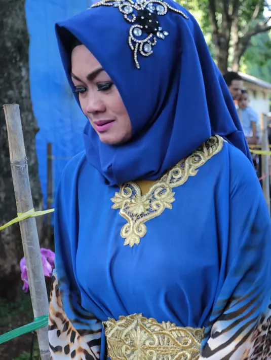 Terutama sang ibunda, Sri Wulansih yang seperti biasanya tidak bisa menahan air mata yang jatuh karena masih bersedih dengan kepergian putri sulungnya itu. Sri didampingi suami dan kedua putrinya, Anggia dan Della. (Adrian Putra/Bintang.com)