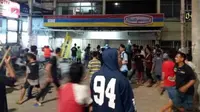 Minimarket di Luar Batang, Jakarta Utara, dirusak massa. (Liputan6.com/Moch Harun Syah)