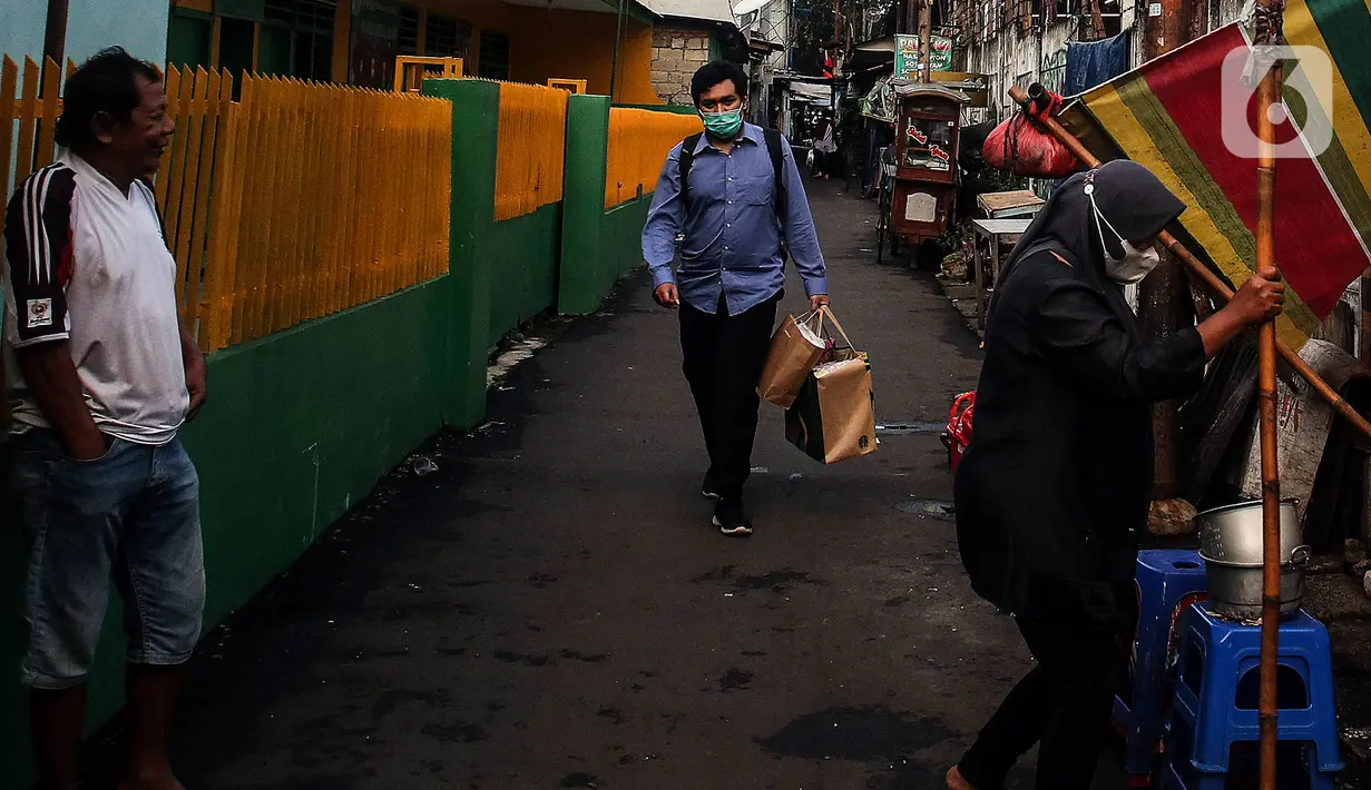 Aktivitas Warga di Perumahan Padat Penduduk kawasan Kuningan Jakarta, Kamis (1/7/2021). Seluruh Wilayah Ibu Kota terpantau berada di Zona merah alias risiko tinggi kecuali Kepualuan Seribu yang saat ini masuk dalam risiko sedang. (Liputan6.com/Johan Tallo)