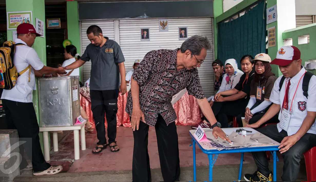 Warga menggunakan hak pilihnya pada Pilkada DKI 2017 di TPS 45 Kelurahan Kebon Pala, Jakarta, Rabu (15/2). Petugas di TPS tersebut menggunakan kostum seragam sekolah dasar untuk menarik warga datang ke TPS. (Liputan6.com/Gempur M Surya)