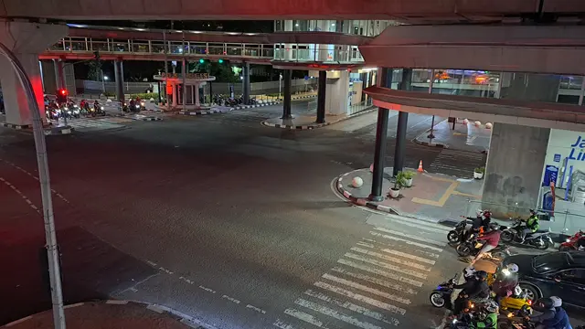 Di hari pertama puasa, sejumlah kantor di Jakarta menerapkan cuti bersama Hari Raya Nyepi. Hal ini mengakibatkan sejumlah ruas jalan di Ibu Kota terpantau sepi di saat jam pulang kerja.