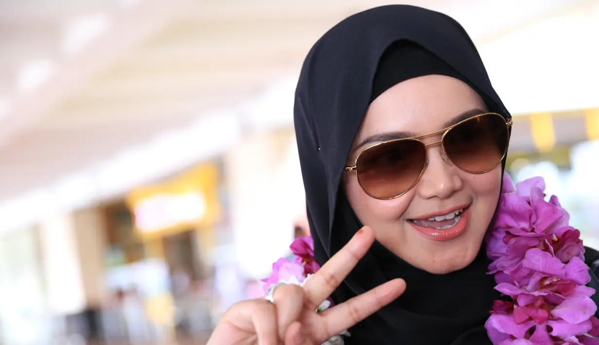 Tidak hanya diisi oleh artis dari Indonesia, pada ultah ke-22, Indosiar juga menghadirkan beberapa artis dari luar negeri. Diantaranya penyanyi dari Malaysia, Siti Nurhaliza. (Adrian Putra/Bintang.com)