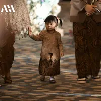 Aurel Hermansyah sekitar dua bulan lagi melahirkan anak keduanya. Belum lama ini, Atta dan Aurel menggelar acara mitoni. Salah satu yang mencuri perhatian adalah anak pertama, baby Ameena. [Youtube/AH]