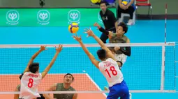 Pertandingan berlangsung sengit sejak awal set pertama. Kedua tim saling bertukar poin. Tampak dalam foto, pemain voli putra Indonesia, Boy Arnez Arabi (kanan) melakukan smash saat melawan Vietnam di babak semifinal SEA Games 2025 di Indoor Stadium Huamark, Bangkok, Thailand, Kamis (18/12/2025). (Bola.com/Bagaskara Lazuardi)