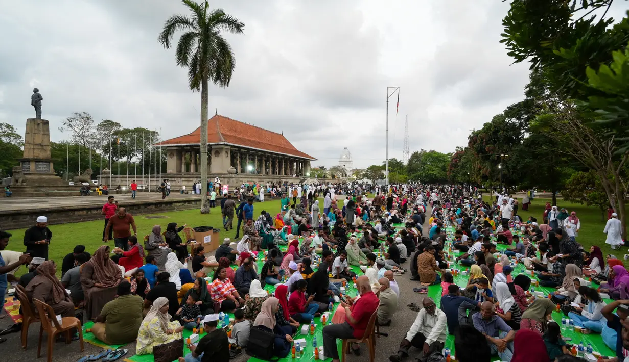 Umat muslim berbuka puasa di bulan suci Ramadhan 1444 Hijriah di Lapangan Kemerdekaan Kolombo pada 2 April 2023. (Photo by Ishara S. Kodikara / AFP)