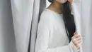 Kulit mulus seperti sutra, wajah cantik seperti wanita Asia, itulah salah satu ciri khas dimiliki oleh Sandra Dewi. Banyak netizen yang berpendapat bahwa, kecantikan Sandra Dewi sering disandingkan oleh aktris korea Song Hye Kyo. (sandradewi8/Bintang.com)