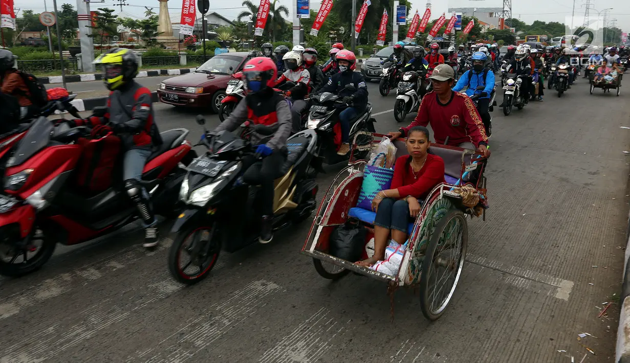 Sejumlah pemudik sepeda motor melintasi jalur pantai utara (pantura) Cirebon, Jawa Barat, Kamis (22/6).  Tiga hari menjelang lebaran, pemudik pengguna sepeda motor yang melintas di jalur Cirebon meningkat signifikan. (Liputan6.com/Johan Tallo)