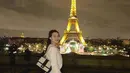 Berada di Paris, Aaliyah tampil casual mengenakan blazer crop model tweed warna putih. Sambil membawa tas Chanel warna putih hitam dengan tali rantai seharga Rp63,5 jutaan. [@aaliyah.massaid]