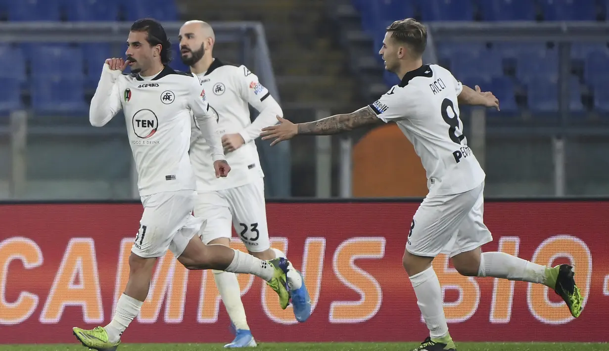 Striker Spezia, Daniele Verde (kiri) melakukan selebrasi usai mencetak gol ketiga timnya ke gawang AS Roma dalam laga babak 16 besar Coppa Italia 2020/21 di Olimpico Stadium, Roma, Selasa (19/1/2021). Spezia menang 4-2 (2-2) atas AS Roma melalui extra time. (LaPresse via AP/Alfredo Falcone)