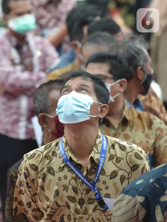 Pekerja mengantre mengikuti vaksinasi massal Covid-19 di lingkungan kerja Kemenkumham, Jumat (12/3/2021). Sebanyak 1000 an lebih vaksin yang di berikan untuk Ditjen Imigrasi Kemenkumham sebagai salah satu upaya dalam rangka pencegahan dan penanggulangan Covid-19. (merdeka.com/Imam Buhori)