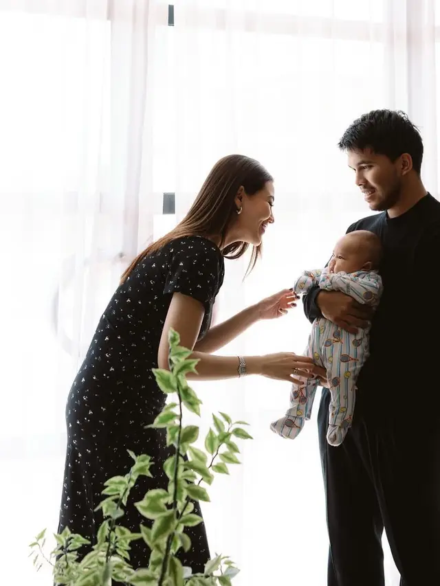 Thariq Halilintar dan Aaliyah Massaid saat foto bersama Baby Arash [@aaliyah.massaid]