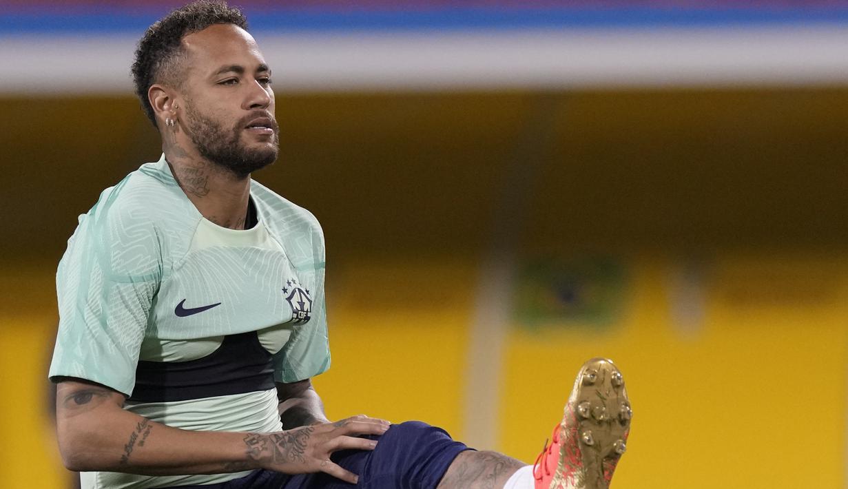Penyerang Brasil Neymar berlatih selama sesi latihan di stadion Grand Hamad, di Doha, Qatar, Rabu (23/11/2022). Brasil akan memainkan pertandingan pertama mereka di Piala Dunia 2022 melawan Serbia pada 24 November besok. (AP Photo/Andre Penner)