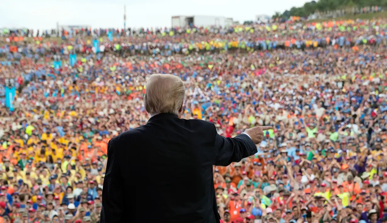 Presiden AS, Donald Trump menyampaikan pidato dalam Jambore Nasional 2017 di Summit Bechtel National Scout Reserve, Virginia Barat, AS, (24/7). Ribuan anggota Pramuka dari seluruh AS mengikuti Jambore Nasional ke-19. (AP Photo/Carolyn Kaster)
