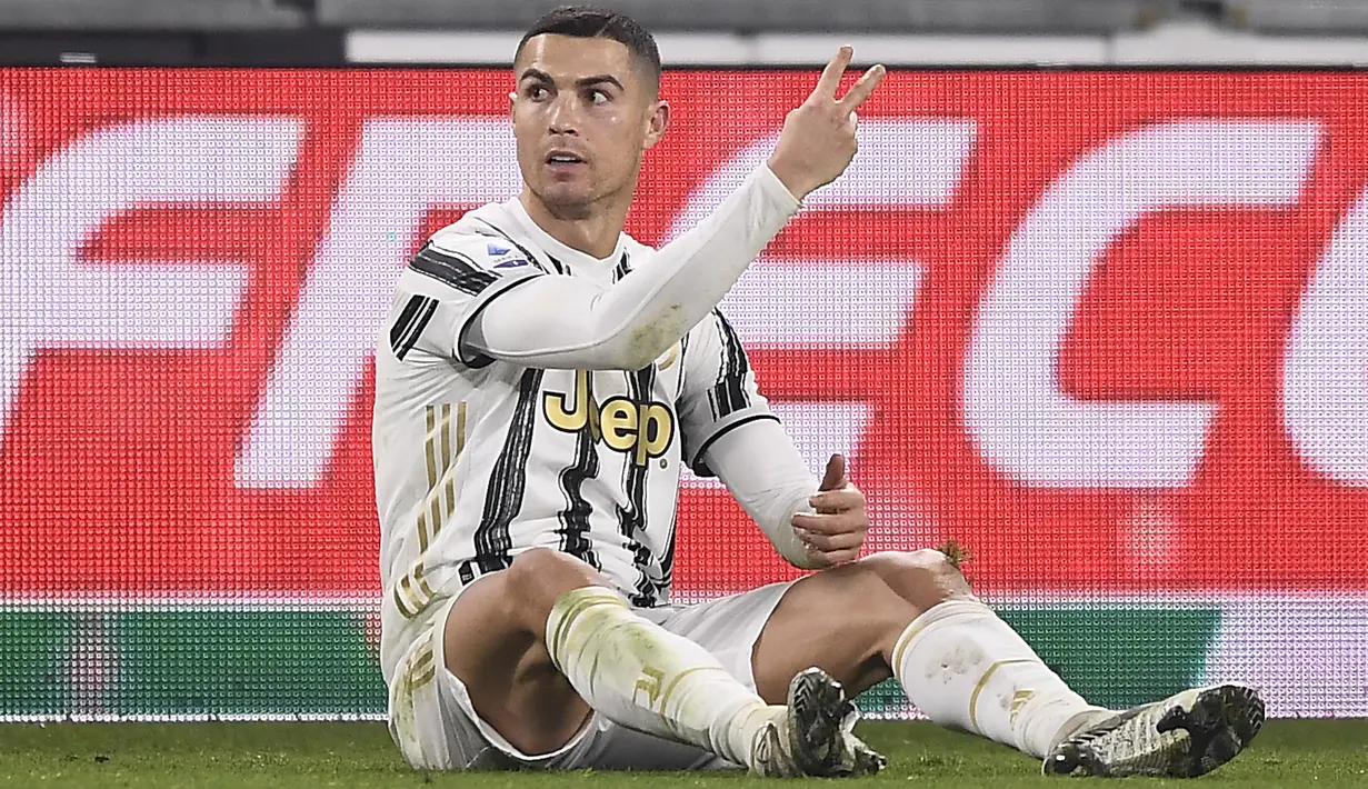 Penyerang Juventus, Cristiano Ronaldo memberikan isyarat saat menjamu Fiorentina dalam laga pekan ke-14 Liga Italia di Allianz Stadium Turin, Rabu dinihari WIB (23/12/2020). Ronaldo dkk menelan kekalahan pertama di Liga Italia dengan skor 0-3 saat menjamu Fiorentina. (Fabio Ferrari/LaPresse via AP)