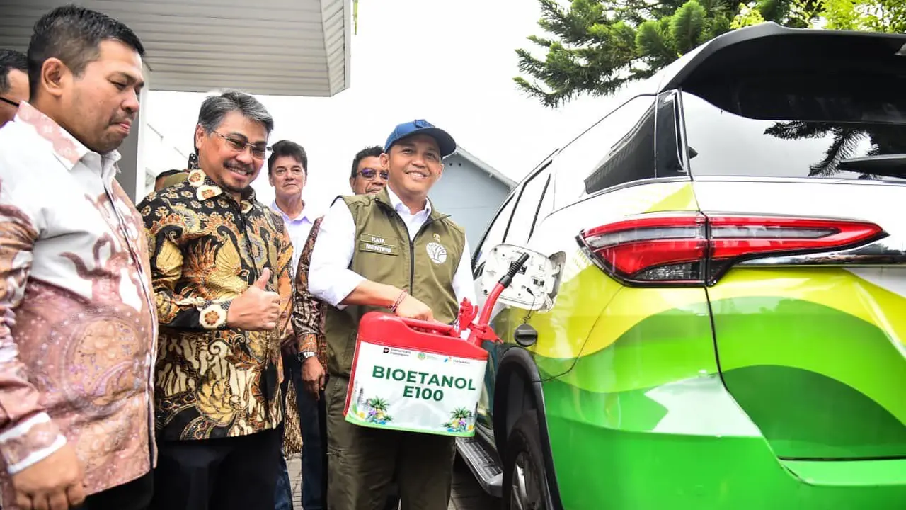 Menteri Kehutanan (Menhut) Raja Juli Antoni meresmikan pilot proyek Bioethanol Aren di lingkungan Pertamina Geothermal Energy (PGE) Kamojang, Rabu (19/11) (Istimewa)
