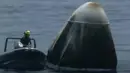 angkapan layar yang diambil dari NASA TV menunjukkan wahana antariksa Crew Dragon SpaceX "Endeavour" mendarat di lepas pantai Pensacola, AS (2/8/2020). Wahana antariksa "Endeavour" menuntaskan misi yang berlangsung selama dua bulan di Stasiun Luar Angkasa Internasional (ISS). (Xinhua/NASA TV)