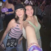 Aaliyah Massaid tampil dengan tanktop warna hijau berdada rendah. Dipadukan dengan celana panjang dan membawa shoulder bag. @aaliyah.massaid