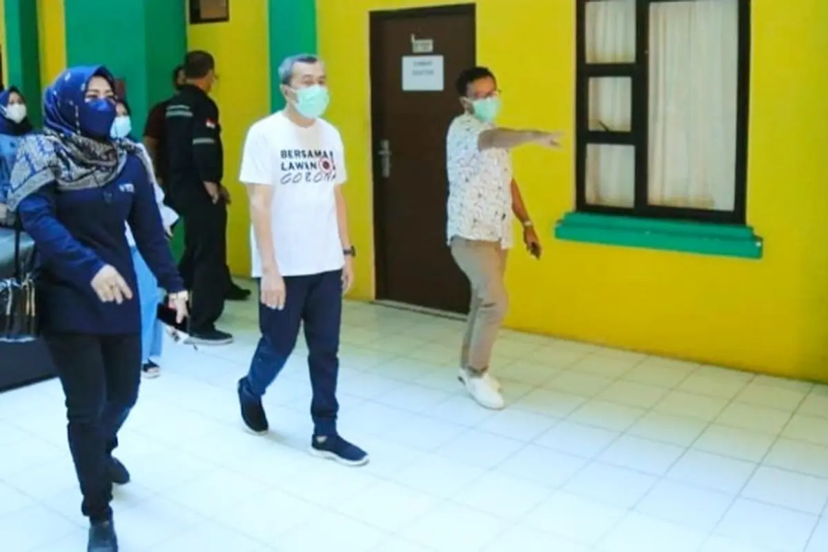 Gubernur Riau Syamsuar saat meninjau asrama haji untuk persiapan ruangan isolasi khusus Covid-19.