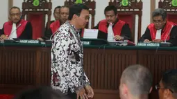 Basuki Tjahaja Purnama atau Ahok bersiap duduk di kursi terdakwa pada sidang kasus dugaan penistaan agama di Auditorium Gedung Kementan, Jakarta, Senin (13/2). JPU akan menghadirkan saksi ahli dalam persidangan lanjutan itu. (Liputan6.com/Ramdani/Pool)