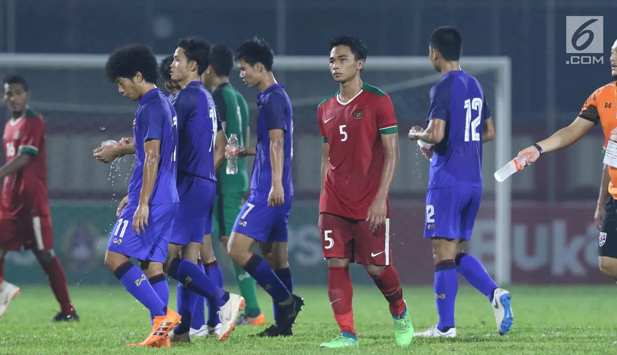 Pemain Timnas Indonesia U-23, Bagas Adi Nugroho (tengah) terpaku usai kalah pada laga persahabatan melawan Thailand U-23 di Stadion PTIK, Jakarta, Kamis (31/5). Indonesia U-23 kalah 1-2. (Liputan6.com/Helmi Fithriansyah)