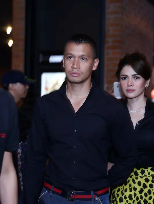 Saat gala primier, awak media dikejutkan dengan kehadiran Nikita Mirzani yang menggandeng mesra Samuel Rizal. (Nurwahyunan/Bintang.com)