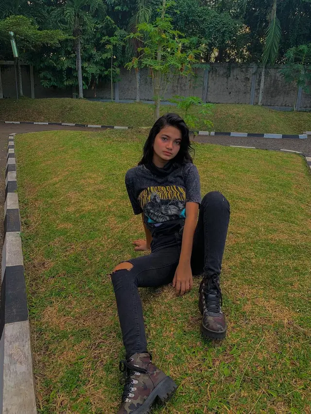Ratu Sofya tampil beda dengan gaya street style (https://www.instagram.com/p/CRJLo3iFNm3/)