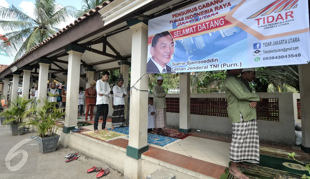 Warga Luar Batang menjalankan salat Jumat di Masjid Luar Batang, Penjaringan, Jakarta Utara, Jumat (15/7). Calon Gubernur DKI Jakarta,  Sjafrie Sjamsoeddin silahturahmi dan salat Jumat bersama tokoh Luar Batang. (Liputan6.com/Yoppy Renato)